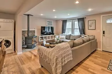 コテージ Poconos Home W/ Private Hot Tub & Community Pool!