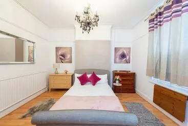 اقامتگاه Captivating 5 Bed House In Liverpool With Parking