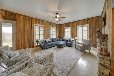 茅舍 Scenic Loon Lake Adventure Retreat W/ Dock!