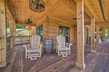 Mökkimajoitus Spacious Mountain Retreat W/ Hot Tub + Views!