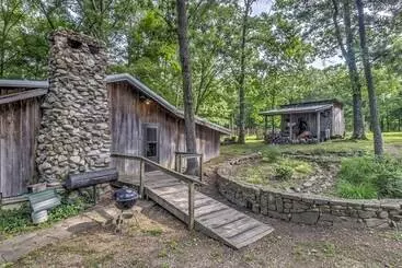 Mökkimajoitus Lakefront New Concord Paradise W/ Screened Porch!