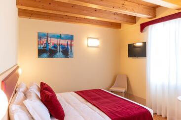 هتل Autoespresso Venice   Atika & Atif