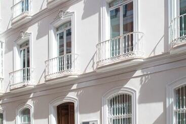 هتل آپارتمان Mylu Suites By Puerta Catedral