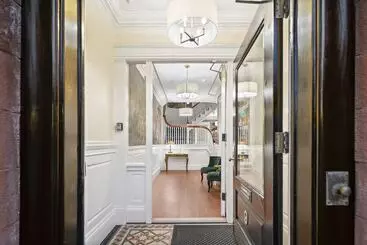 تختخواب و صبحانه Charlesgate Suites