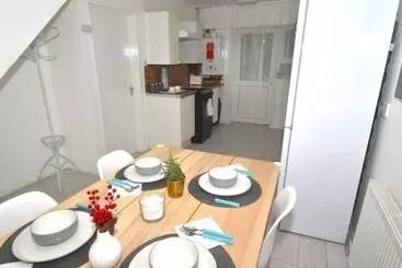 اقامتگاه Charming 5 Bed House In City Center And Car Park