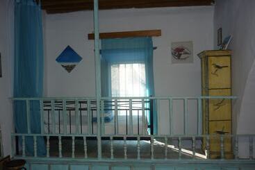 레지던스 Traditional Villa 7 Mins Drive From Haraki Beach