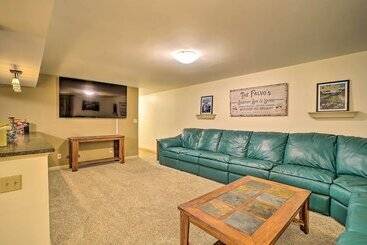 קוטג'' Spacious Oneida Retreat W/ Game Room!