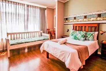 پانسیون The Russel Guest House