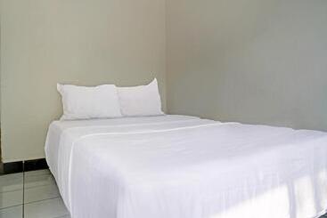 Szálloda Spot On 92856 Home Stay Syariah Aom Kusman