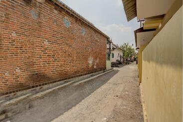 호텔 Spot On 92902 Sunyoto Homestay Syariah