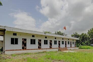 Hotel Spot On Mathurawala Parisar