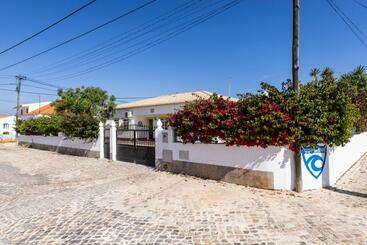 הוסטל Carrapateiraextreme Surf Villa