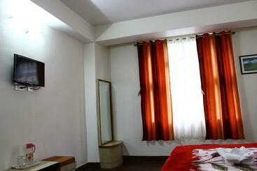 Dhe Kyi Khang By Magwave Hotels 100 Mts From Mg Marg
