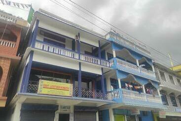 هتل Eight Lucky Homestay