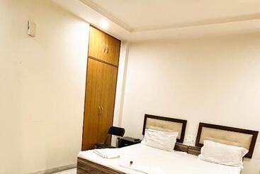 هتل Roomshala 095 Shyam Villa