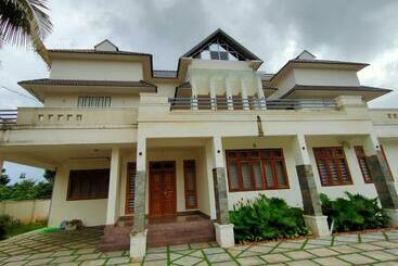 Pensão Nandhanam Holidays