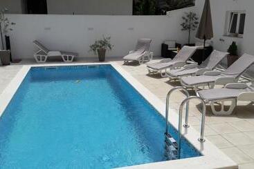 هتل Apartments Batur