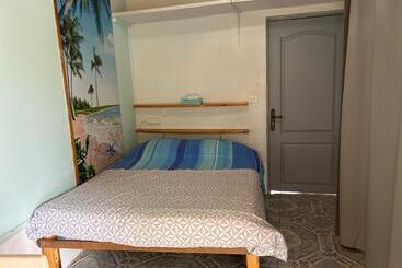 ペンション 2 à 4 Pers Appartement Dans Maisonnette Piscine Chambre Double Salle De Bain Privatif