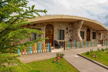 هتل Cappadocia Hobbit House