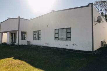 פנסיון Luyolo Guest Lodge