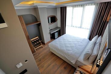 هتل Shelton Airport