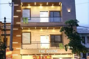 Hotel The Divine शानदार कमरे के साथ