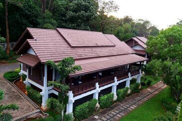 בית מלון כפרי Phubachiang Golf & Resort Pakse