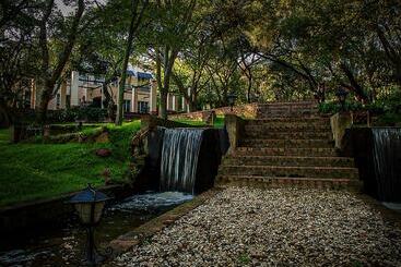 בית מלון כפרי Valley Of The Rainbow Estate