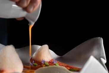 Hotel West East Suites