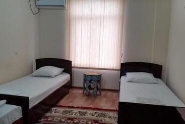 ユースホステル Guest House Sharq 21