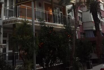 هاستل Uyar Palace