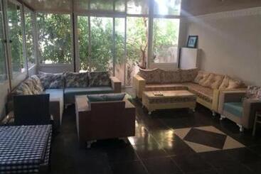 ユースホステル Uyar Palace