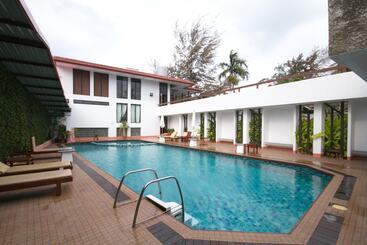 هتل Maldives Beach Resort