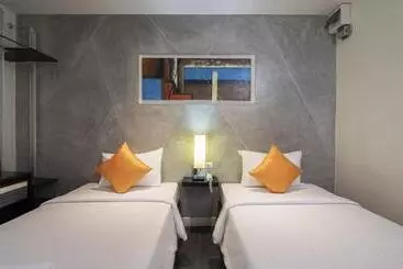 Otel At Border