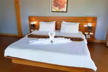 استراحتگاه The Grace Amphawa