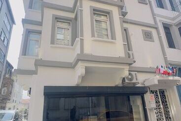 Hotel La Mer Old City