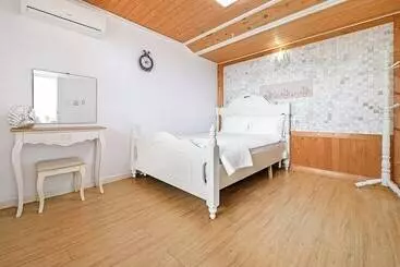 Namhae Montmartre Pension