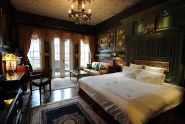 هتل The Old England Manor