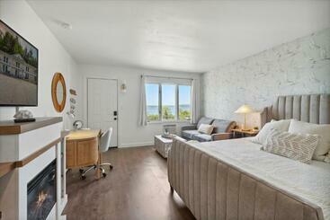 فندق صغير Perfect Lake View Single King Private Fireplace