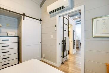 بيت ريفى Chic Flat Rock Tiny Home: Pool Access!