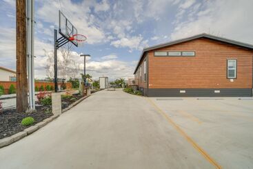 کلبه Lakefront Brewster Home W/ Yard Games & Hot Tub!