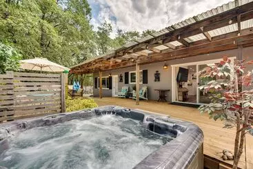 Mökkimajoitus Modern Meadow Vista Vacation Home W/ Spacious Deck