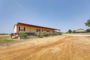 Quinta ou Casa Rural Tranquil Elgin Getaway W/ Private Deck & Patio!