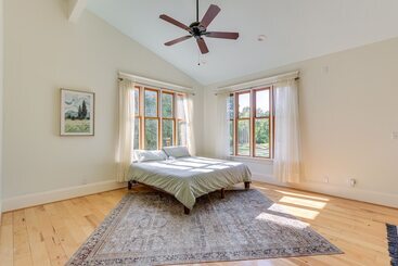 Vakantiehuisje Bright Bluemont Home W/ On Site Pond & Mtn Views!