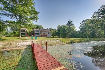 Hus på landet Bright Bluemont Home W/ On Site Pond & Mtn Views!