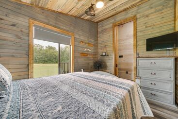 بيت ريفى Riverfront Broken Bow Cabin W/ Private Hot Tub!