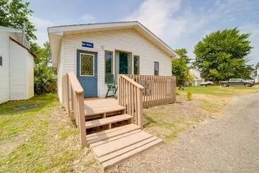 Charming Lake Erie Cottage On Main Strip!