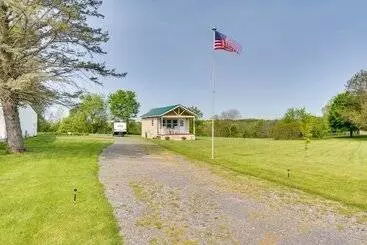 Mökkimajoitus Cozy New York Abode   Porch, Near Fishing & Hiking