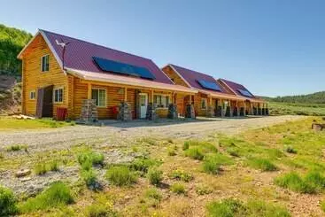 Mökkimajoitus Mountain Cabin In Wyoming Range: Scenic & Remote!