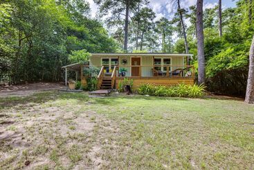 Peaceful Retreat: Conroe Cottage W/ Decks, Views!